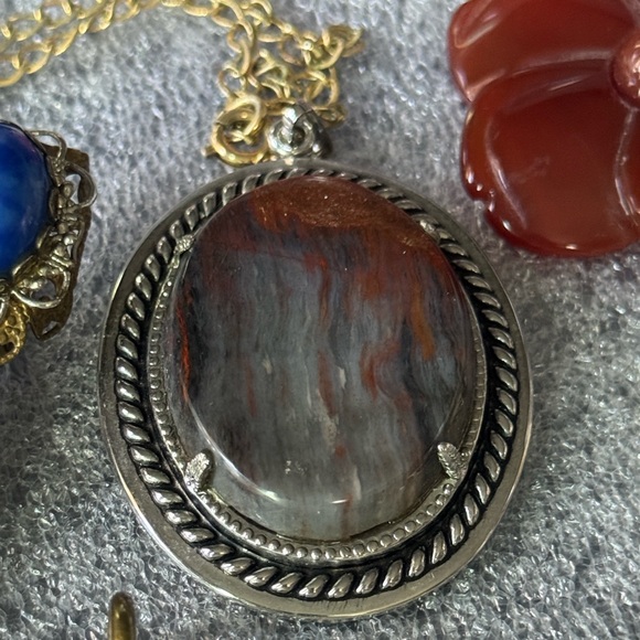 21 pieces Vintage necklaces,pendants. Estates sale. - Picture 12 of 15